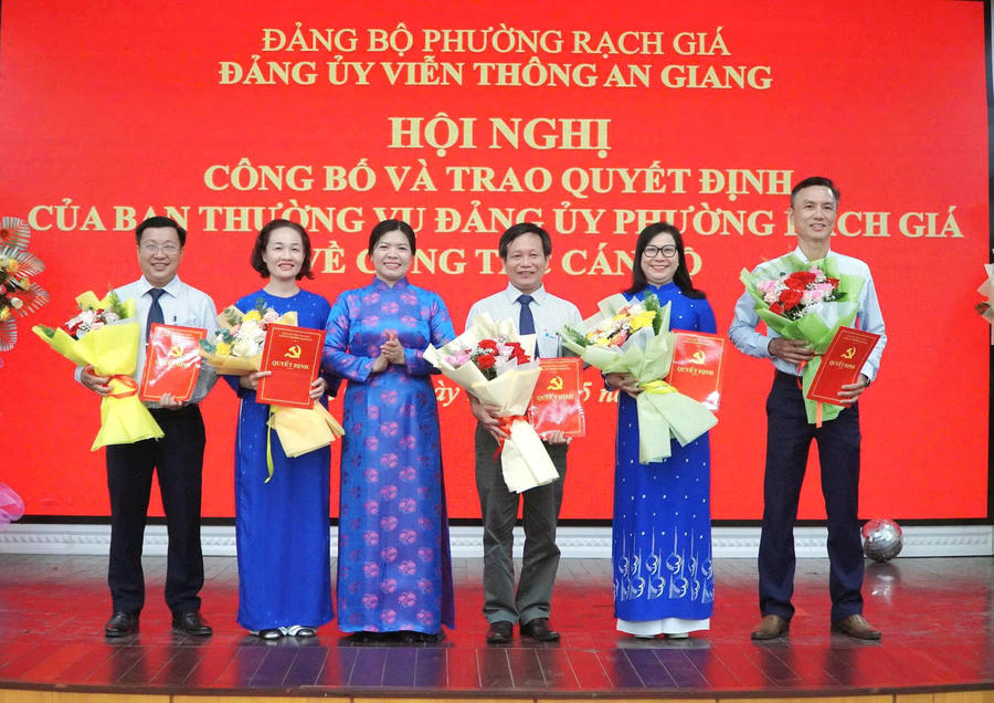 Bà Nguyễn Thị Hoàn Xuân - Phó Bí thư Đảng ủy, Chủ tịch HĐND Phường Rạch Giá trao quyết định về công tác cán bộ cho Đảng ủy Viễn thông An Giang.