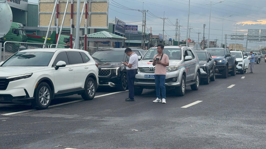 Những phương tiện đầu tiên lăn bánh vào cao tốc Biên Hòa - Vũng Tàu từ nút giao Võ Nguyên Giáp lúc 17h ngày 18/5.