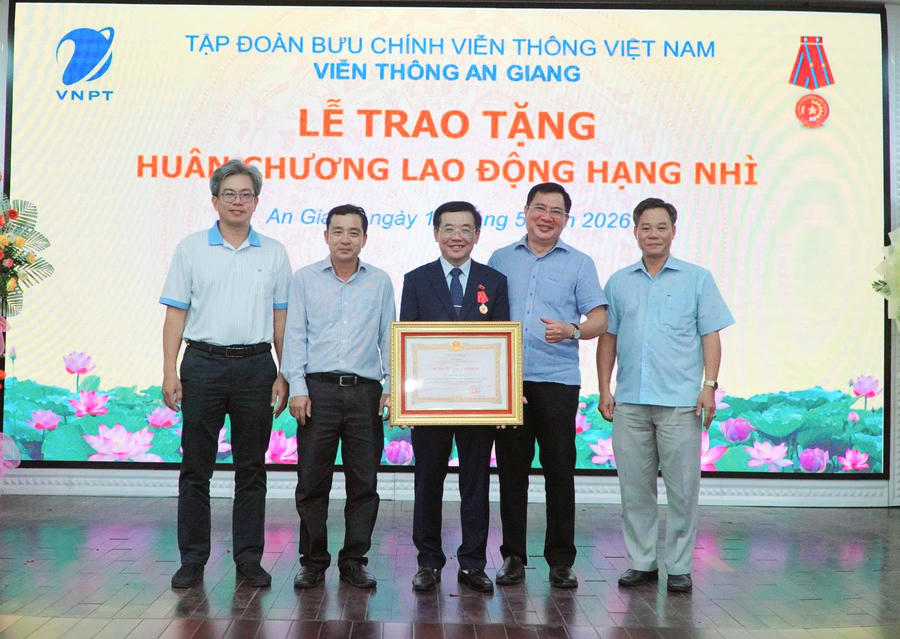 Ông Trần Thái Tuyên chụp ảnh lưu niệm với Ban giám đốc Sở Khoa học và Công nghệ tỉnh An Giang.