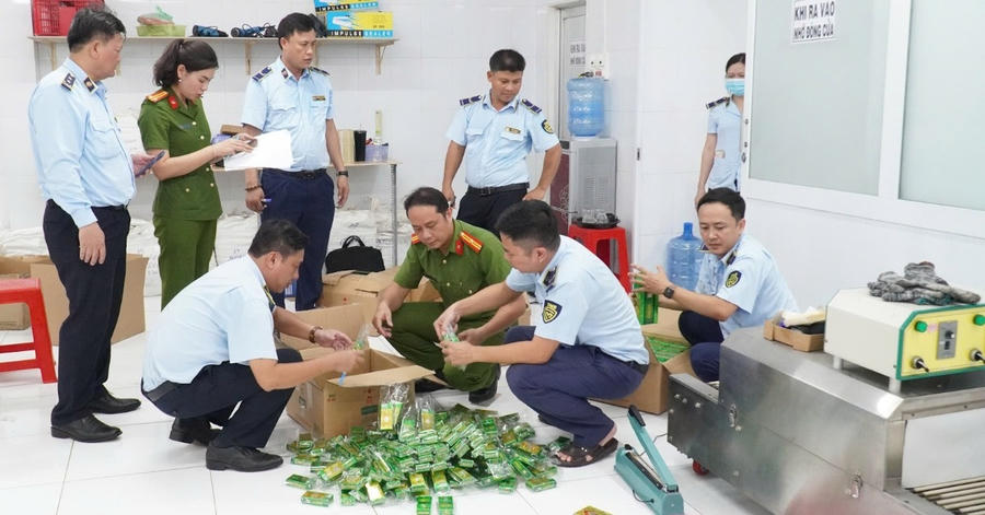 Lực lượng chức năng kiểm kê số lượng dầu gió giả. Ảnh: MĐ