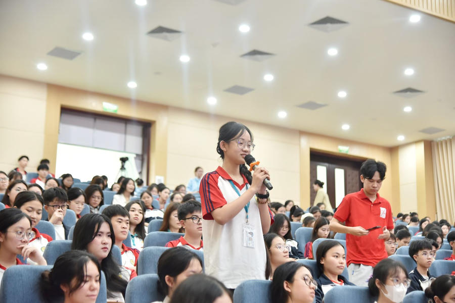 Sinh viên Học viện Tài chính thảo luận sôi nổi tại sự kiện.
