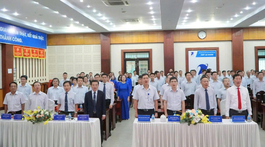 Các đại biểu tham dự buổi lễ.