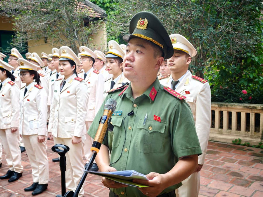 Đại úy Nguyễn Vũ Lê Linh - Trưởng Ban Thanh niên CATP Hà Nội báo công dâng Bác.