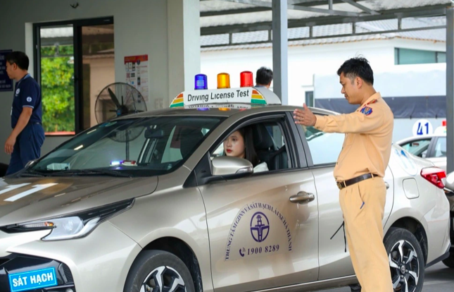 Cảnh sát giao thông hướng dẫn thí sinh tham gia sát hạch lái xe.