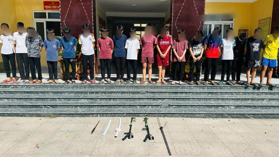 Nhóm thiếu niên cùng tang vật bị thu giữ tại cơ quan Công an. (Ảnh: CAHT)