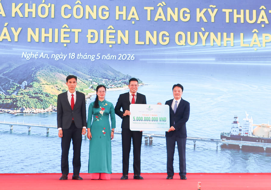 Tổng công ty Điện lực Dầu khí Việt Nam tặng quà an sinh xã hội cho phường Tân Mai.