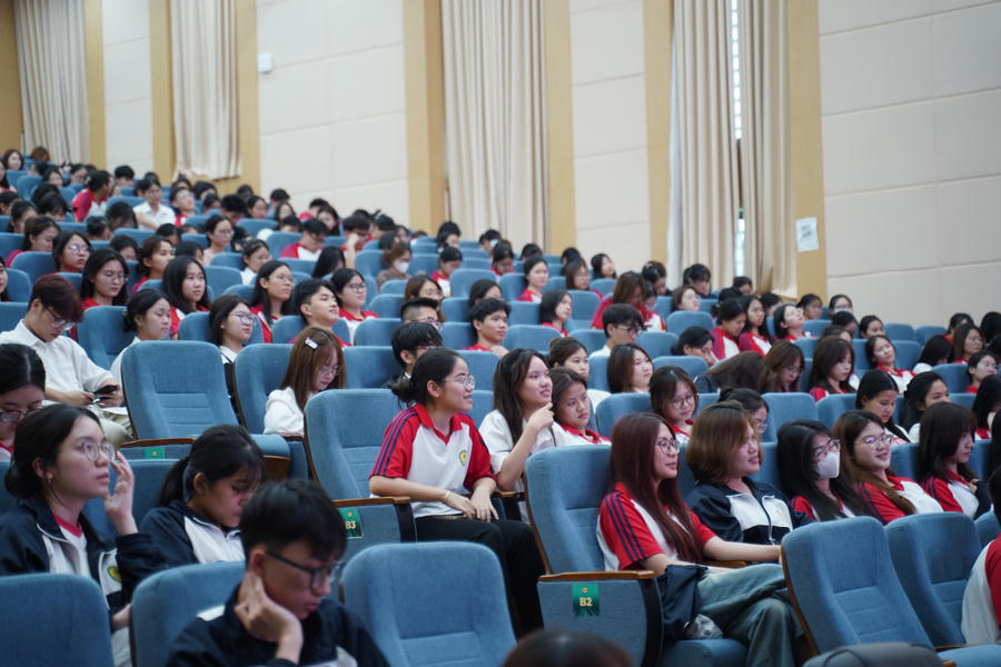 Các sinh viên hào hứng trao đổi, tiếp thu những kiến thức từ chuyên gia tham dự sự kiện.