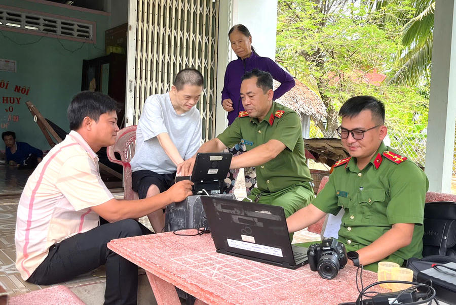 Công an xã Cái Nước đến tận nhà thu nhận hồ sơ cấp căn cước cho em Phan Văn Tý, ngụ ấp Công Trung, bị khuyết tật nặng.