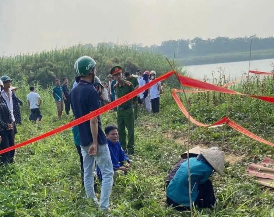 Lực lượng chức năng địa phương phong tỏa hiện trường thực hiện công tác cứu hộ, cứu nạn các nạn nhân.