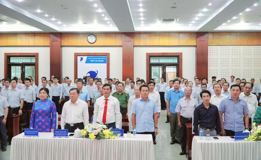 Các đại biểu tham dự buổi lễ.