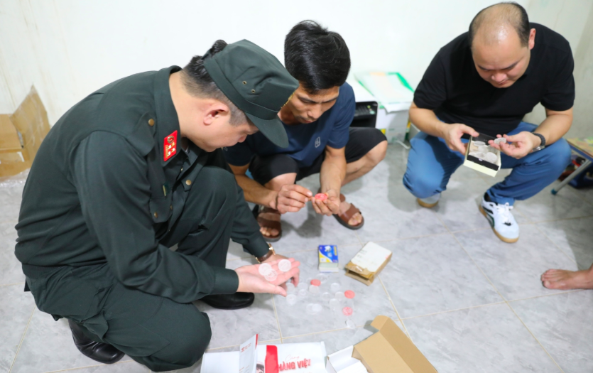 Trưởng Ban Chuyên án Đại tá Phạm Hải Đăng, Phó Giám đốc, Thủ trưởng Cơ quan CSĐT Công an tỉnh Lai Châu trực tiếp chỉ đạo tổ công tác phá án, khám xét nơi ở các đối tượng tại Gia Lai ngày 15/5/2026. Ảnh: Công an Lai Châu.