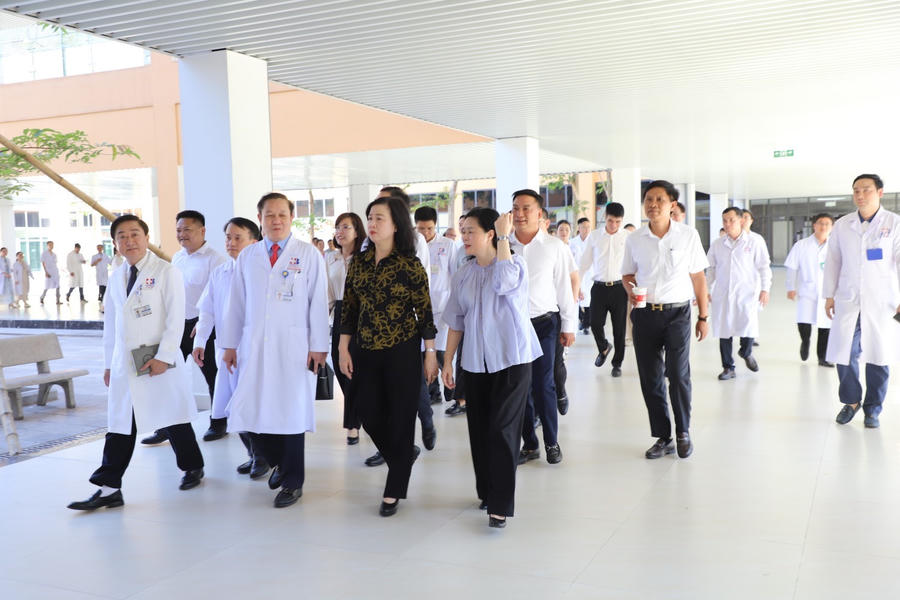Lãnh đạo bệnh viện cũng đề xuất Bộ Y tế, UBND tỉnh Nghệ An cùng các ngành liên quan từng bước xây dựng Bệnh viện Ung bướu Nghệ An trở thành bệnh viện chuyên khoa hạng đặc biệt. (Ảnh: Moh)