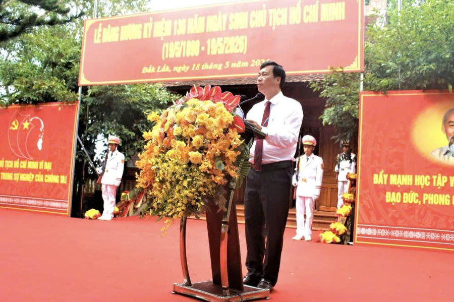 Ông Trần Hồng Tiến, Giám đốc Sở Văn hóa, Thể thao và Du lịch tỉnh Đắk Lắk đọc diễn văn ôn lại cuộc đời, sự nghiệp cách mạng vẻ vang của Chủ tịch Hồ Chí Minh. Ảnh: Dương Hùng