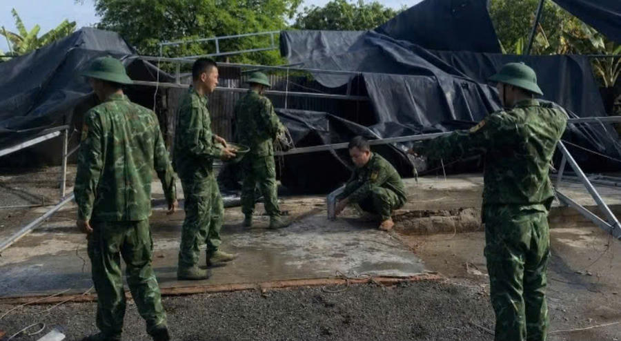 Cán bộ, chiến sĩ Đồn Biên phòng Yok Đôn và Tiểu đoàn Huấn luyện-Cơ động giúp nhân dân khắc phục hậu quả thiên tai. Ảnh: C.L