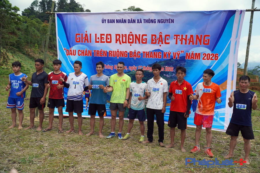 Các vận động viên về đích lượt chung kết và nhận giải thưởng. (Ảnh: P. Họ).