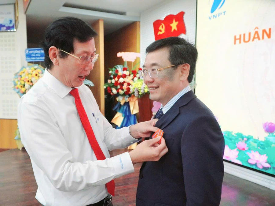 Ông Lê Văn Phước – Tỉnh ủy viên, Phó Chủ tịch UBND tỉnh An Giang gắn Huân chương lao động hạng Nhì của Chủ tịch nước&nbsp;cho ông Trần Thái Tuyên – Giám đốc Viễn thông An Giang.