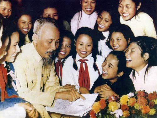Bác Hồ nói chuyện với các cháu thiếu niên nhi đồng.
