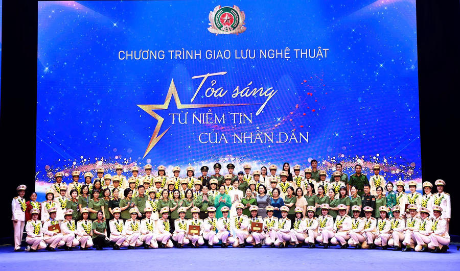Thứ trưởng Lê Quốc Hùng và đồng chí Lê Thị Thủy cùng các đại biểu dự chương trình.