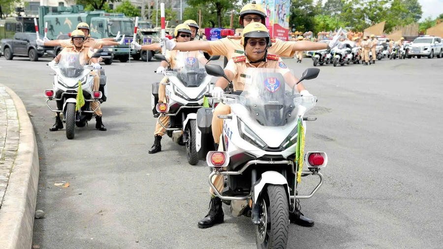 Lực lượng CSGT "vượt nắng, thắng mưa" trên mọi cung đường.