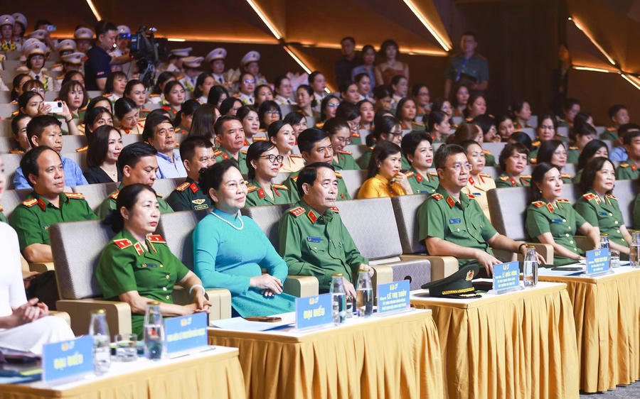 Thứ trưởng Lê Quốc Hùng, đồng chí Lê Thị Thủy cùng các đại biểu dự chương trình.