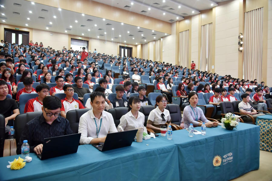 Chương trình với sự tham gia của 500 sinh viên Học viện Tài chính.