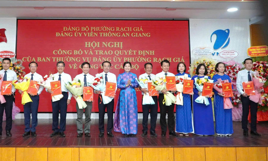Bà Nguyễn Thị Hoàn Xuân - Phó Bí thư Đảng ủy, Chủ tịch HĐND Phường Rạch Giá&nbsp; trao quyết định về công tác cán bộ cho Viễn thông An Giang.