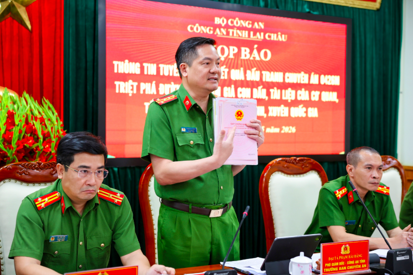 Đại tá Phạm Hải Đăng - Phó Giám đốc, Thủ trưởng Cơ quan CSĐT Công an tỉnh Lai Châu, Trưởng Ban Chuyên án tại buổi họp báo đưa ra một số tang vật thu giữ trong chuyên án. Ảnh: CA Lai Châu.