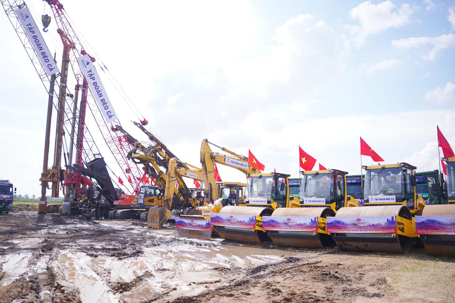 Các đơn vị thi công tập trung thiết bị máy móc, nhân lực đảm bảo tiến độ.