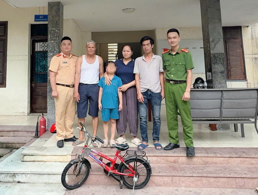 Lực lượng Công an bàn giao cháu bé cho gia đình