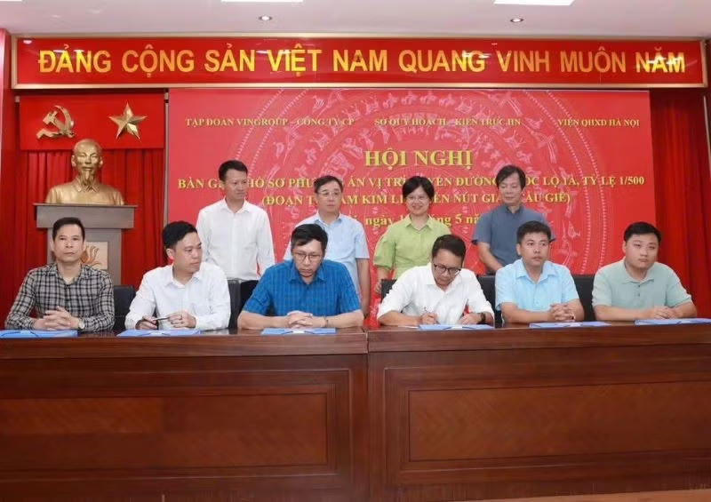 Các đơn vị tham dự lễ bàn giao hồ sơ phương án tuyến Quốc lộ 1A đoạn từ hầm Kim Liên đến nút giao Cầu Giẽ, tỷ lệ 1/500.