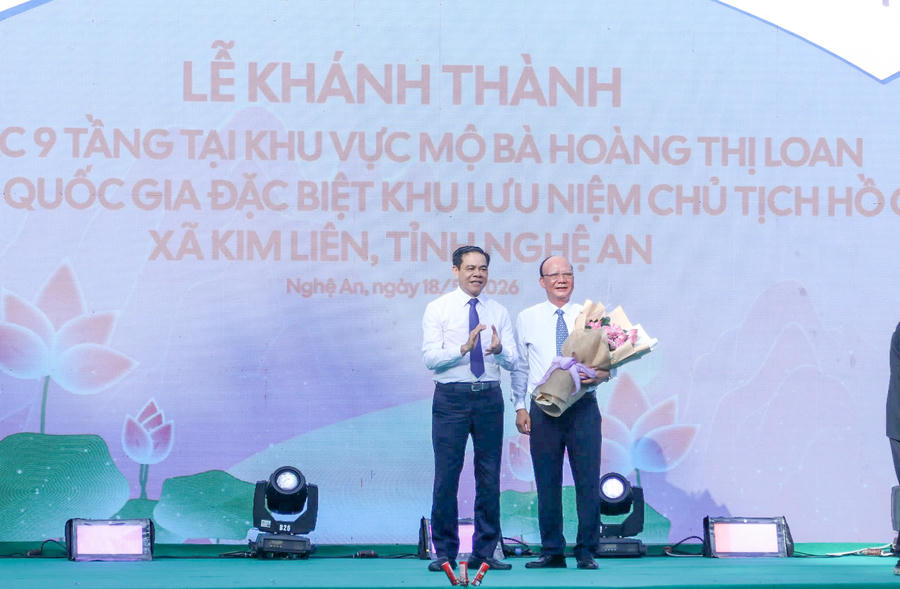 Chủ tịch UBND tỉnh Nghệ An Võ Trọng Hải tặng hoa Tập đoàn T&T Group - Đơn vị tài trợ công trình.