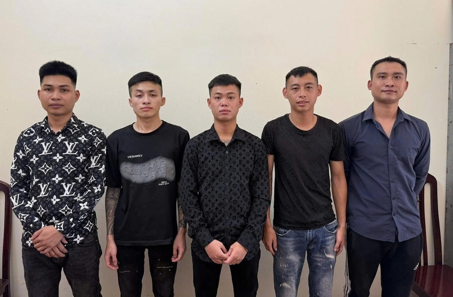 Các đối tượng tại cơ quan công an. Ảnh: Công an Ninh Bình.