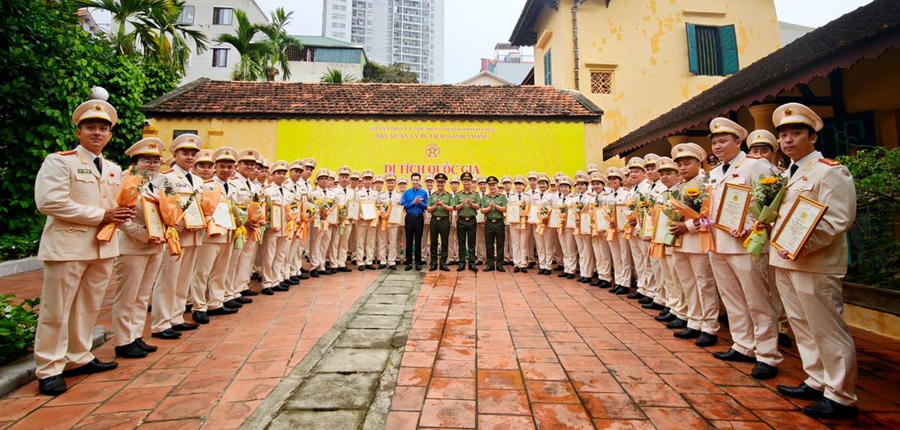 Đại biểu và các gương mặt thanh niên tiêu biểu chụp ảnh lưu niệm.