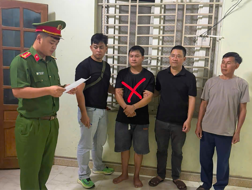 Lực lượng Công an bắt giữ đối tượng cầm đầu đường dây (mặc áo đen ở giữa ảnh) tại địa bàn Nghệ An ngày 15/5/2026. Ảnh: CA Lai Châu