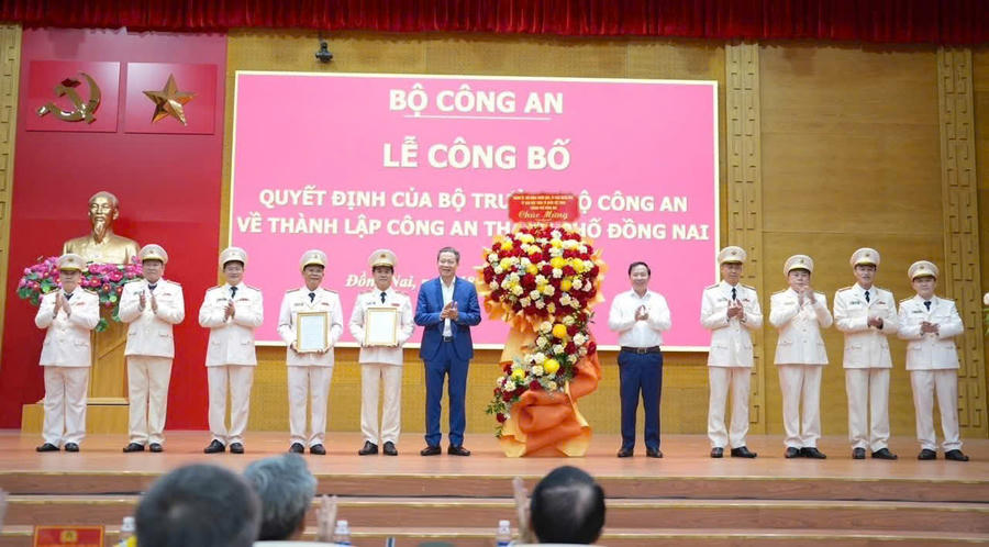 Các đồng chí: Vũ Hồng Văn, Ủy viên Trung ương Đảng, Bí thư Thành ủy, Trưởng đoàn Đại biểu Quốc hội thành phố Đồng Nai; Nguyễn Văn Út, Phó Bí thư Thành ủy, Chủ tịch UBND thành phố Đồng Nai tặng hoa chúc mừng Công an thành phố Đồng Nai.