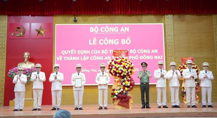 Đại tướng Lương Tam Quang, Ủy viên Bộ Chính trị, Bí thư Đảng ủy Công an Trung ương, Bộ trưởng Bộ Công an trao quyết định và tặng hoa chúc mừng Ban Giám đốc Công an thành phố Đồng Nai. Đại tướng Lương Tam Quang, Ủy viên Bộ Chính trị, Bí thư Đảng ủy Công an Trung ương, Bộ trưởng Bộ Công an trao quyết định và tặng hoa chúc mừng Ban Giám đốc Công an thành phố Đồng Nai.