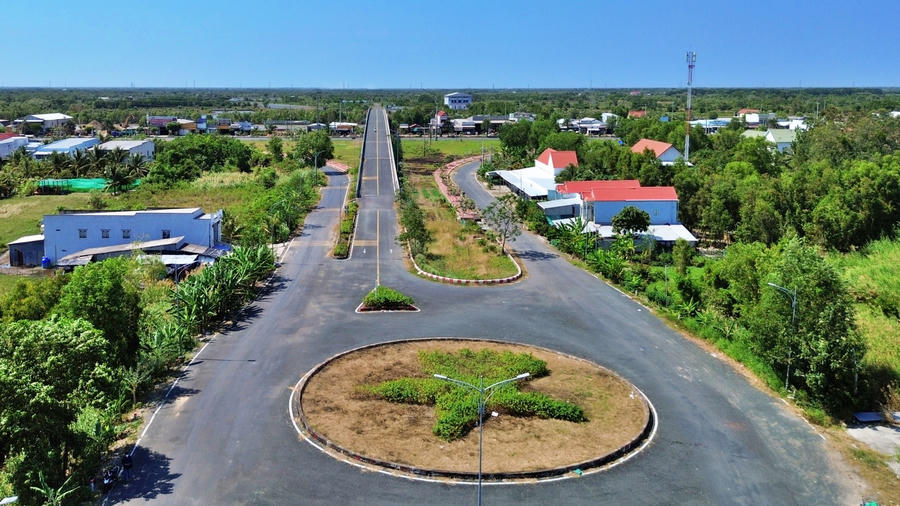Khu kinh tế Năm Căn tọa lạc dọc hành lang Quốc lộ 1, trải rộng trên địa bàn xã Năm Căn và một phần xã Đất Mới, tỉnh Cà Mau, giữ vai trò cửa ngõ giao thương chiến lược ở địa đầu cực Nam Tổ quốc.