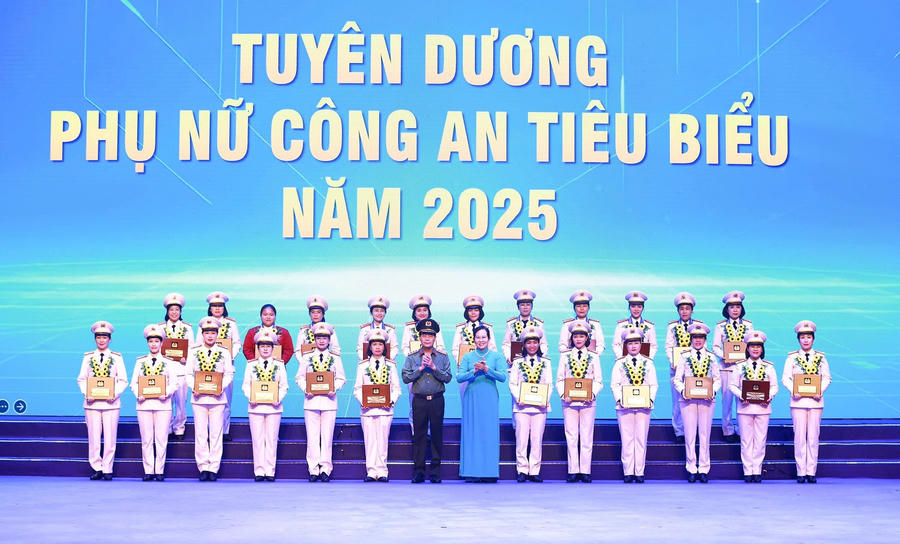 Thứ trưởng Lê Quốc Hùng và đồng chí Lê Thị Thủy trao thưởng tặng 25 gương Phụ nữ Công an tiêu biểu năm 2025.