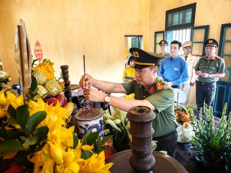 Đại tá Nguyễn Ngọc Quyền – Phó Bí thư Đảng ủy, Phó Giám đốc CATP thành kính dâng hương Chủ tịch Hồ Chí Minh tại Di tích Nhà lưu niệm Chủ tịch Hồ Chí Minh.