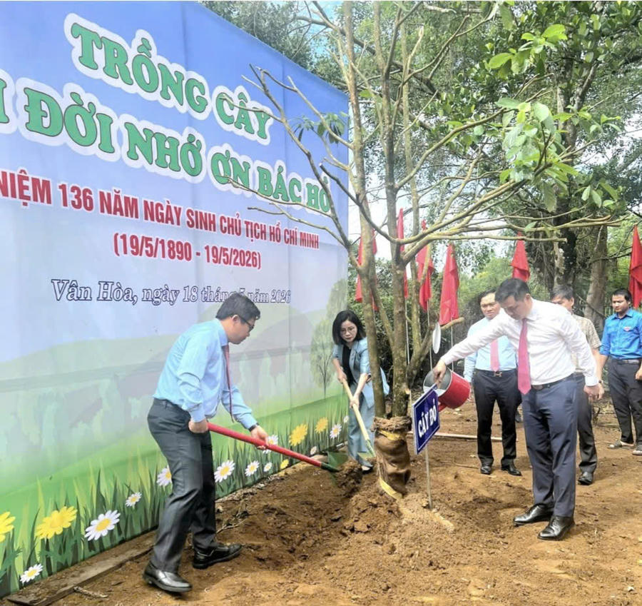 Các đại biểu trồng cây và tham quan khu trưng bày, tìm hiểu tư liệu lịch sử tại Nhà thờ Bác Hồ. Ảnh: Dương Hùng