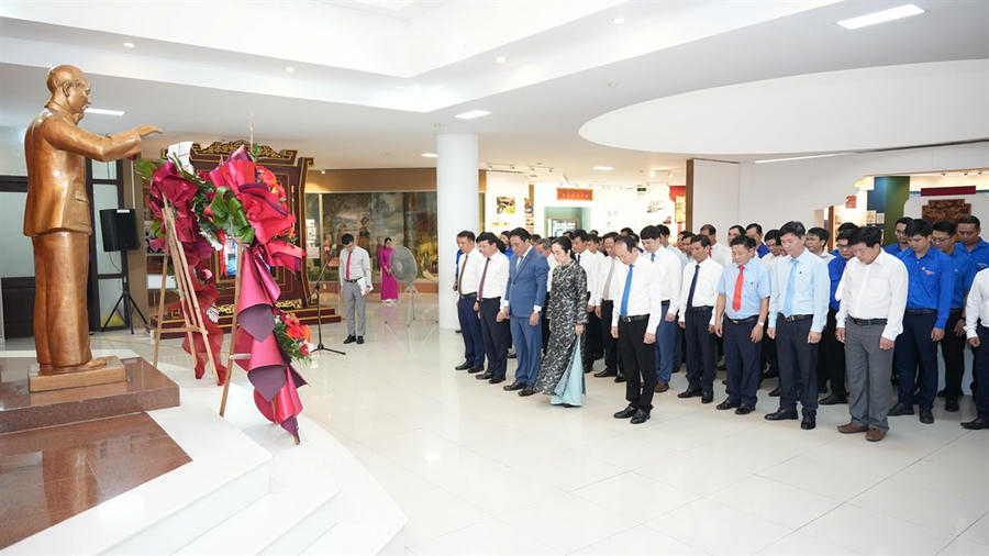 Các đại biểu dành một phút mặc niệm tưởng nhớ Chủ tịch Hồ Chí Minh.