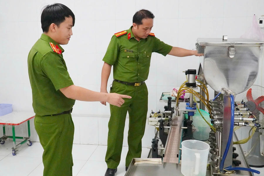 Máy móc phục vụ sản xuất dầu gió giả. Ảnh: M.H.