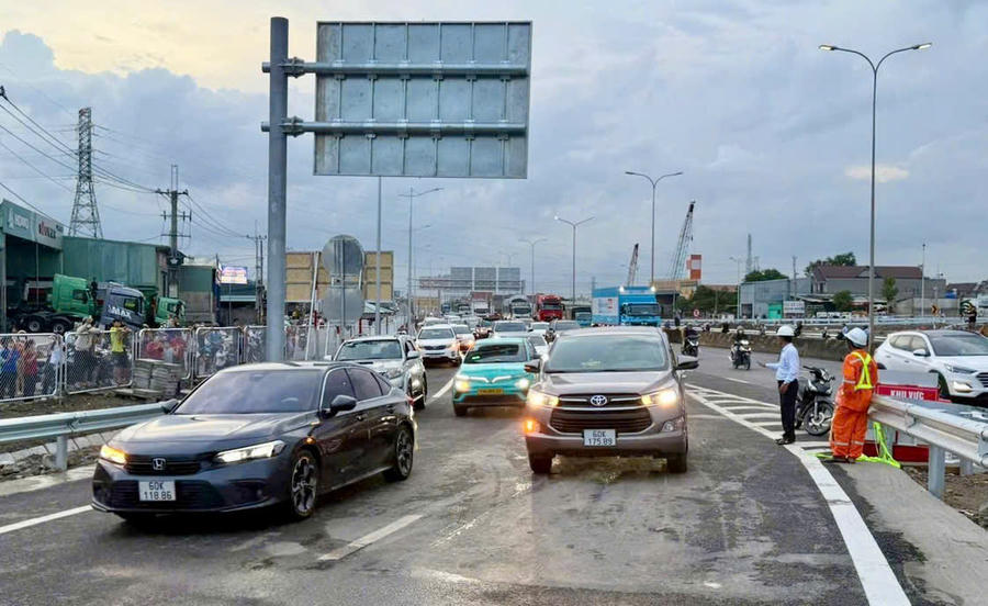 Dòng xe nối đuôi nhau vào cao tốc Biên Hòa - Vũng Tàu.