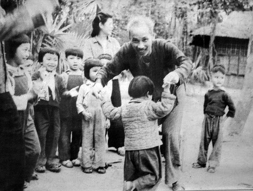 Ngay từ những ngày đầu của Nước Việt Nam Dân chủ Cộng hòa, Bác đã đặc biệt quan tâm đến việc giáo dục thế hệ trẻ.