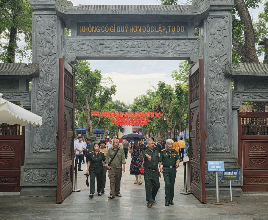 Du khách tập phương hành hương về quê Bác.