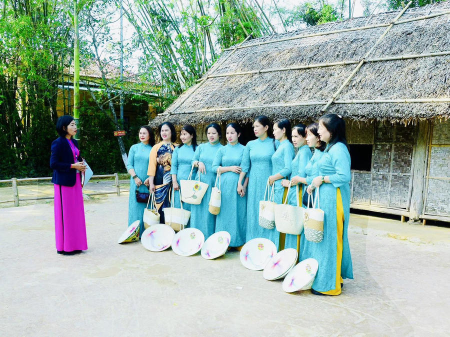 Nữ Hướng dẫn viên 30 năm kể chuyện về Người.