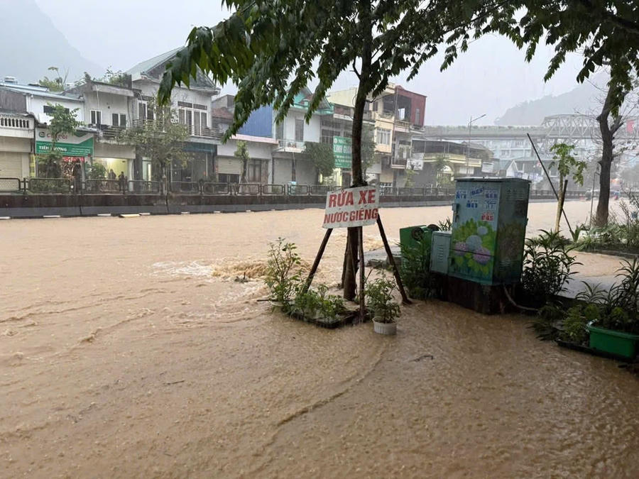 Mưa lớn kéo dài khiến nước dâng nhanh tại Cẩm Phả và Quang Hanh, nhiều phương tiện bị ngập, sinh hoạt người dân bị đảo lộn.