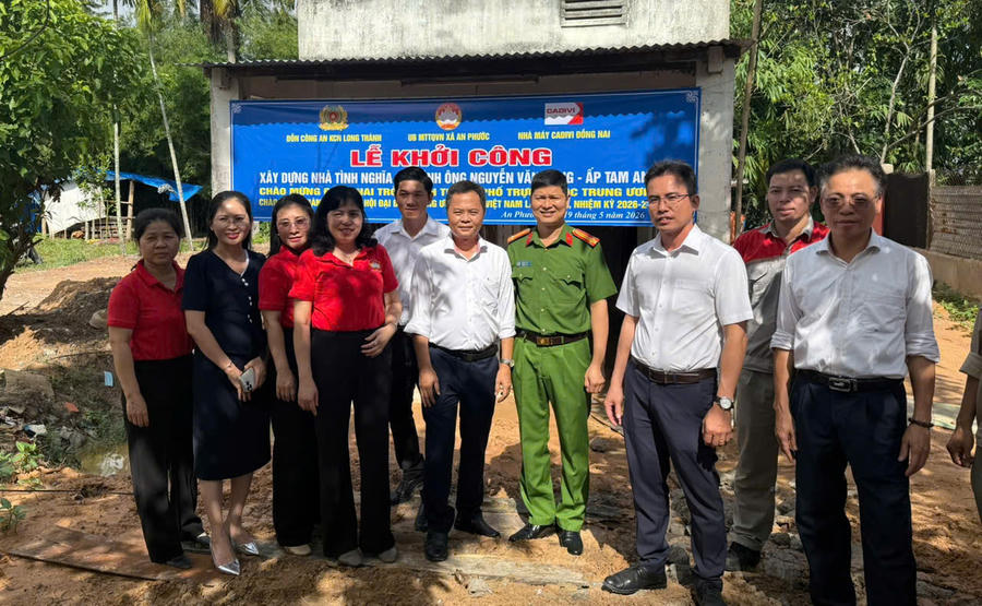 Các đại biểu chụp ảnh lưu niệm tại lễ khởi công xây nhà tình nghĩa.