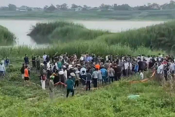 Đông đảo người dân địa phương bàng hoàng trước sự việc diễn ra trên địa bàn.