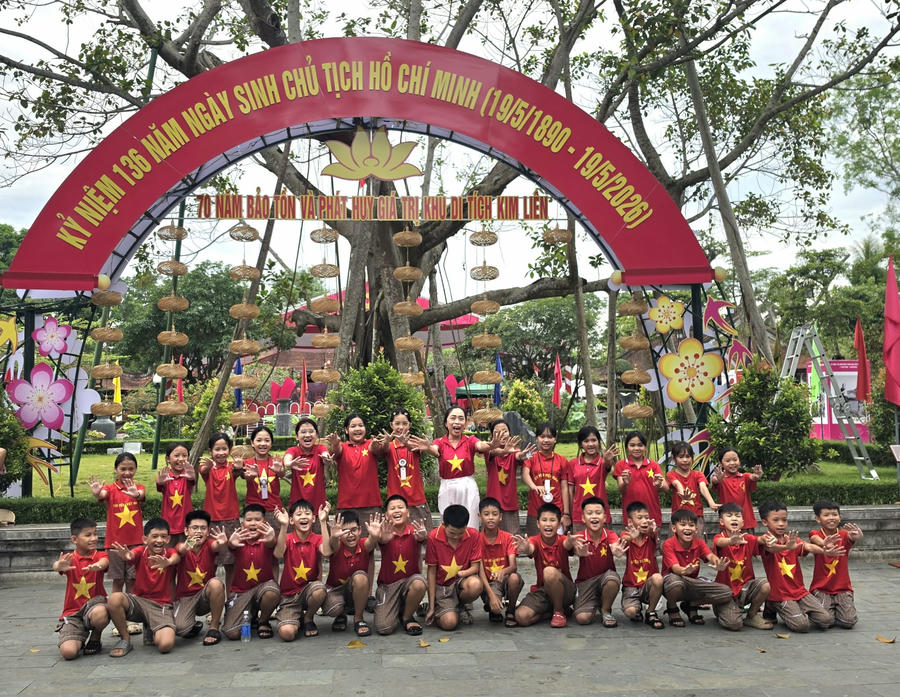 Các em học sinh kịp ghi lại những hình ảnh quý báu tại nơi sinh ra Danh nhân văn hóa thế giới - Chủ tịch Hồ Chí Minh.